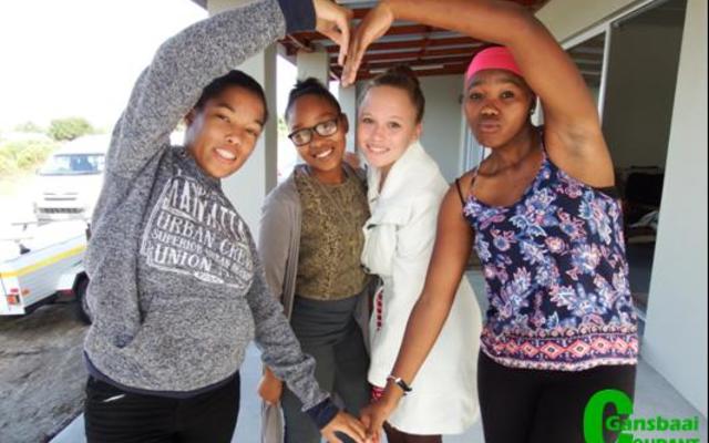 Janine, Lee-Ann, Celeste en Ellouise spog met hul mensgevormde hart.