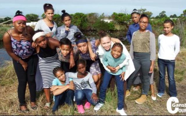 Huis E se dogters is hier in ‘n ontspanne luim by Groeneweide se plaasdam.