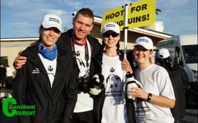 Vier van die amptelike Pikkewynstappers staan gereed met hul plakkaat om te begin stap. Vlnr Martine, Martin, Lisel en Frieda.