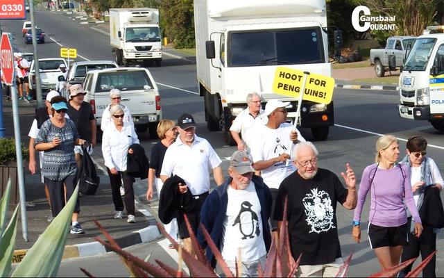 Gansbaai-ondersteuners het heel “fris” by Gansbaai se eindpunt opgedaag, waar afskeid van die amptelike pikkewynstappers geneem is.