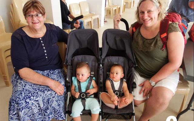 Die pragtige 9 maande oue tweeling van Worcester, Christine en Elizabeth, het hulle verstom aan die woelige NGK basaar. Links is ouma Annaleen Hill van Franskraal en regs hulle ma, Christa Hill van Worcester.