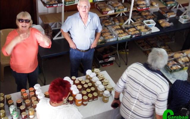 Francia en Das van Dyk se bekende wilds- en hoenderpasteie was sommer vroeg-vroeg al uitverkoop en al wat oorgebly het om te koop was ingemaakte heerlikhede. 