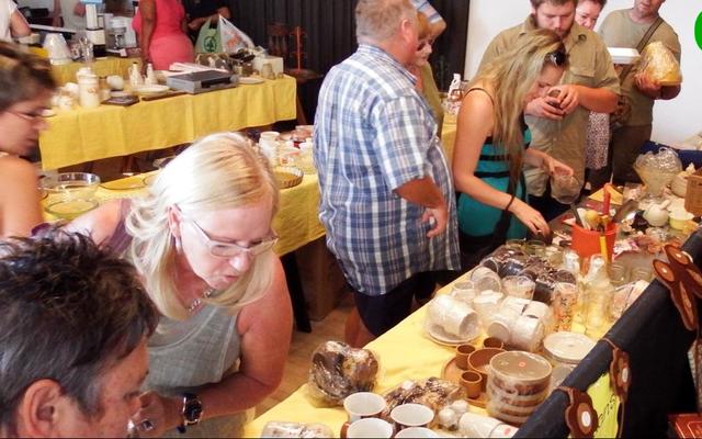 Die Wit Olifanttafel is jaarliks ‘n groot aantrekkingskrag en regs was spotgoedkoop 2de handse boeke beskikbaar.