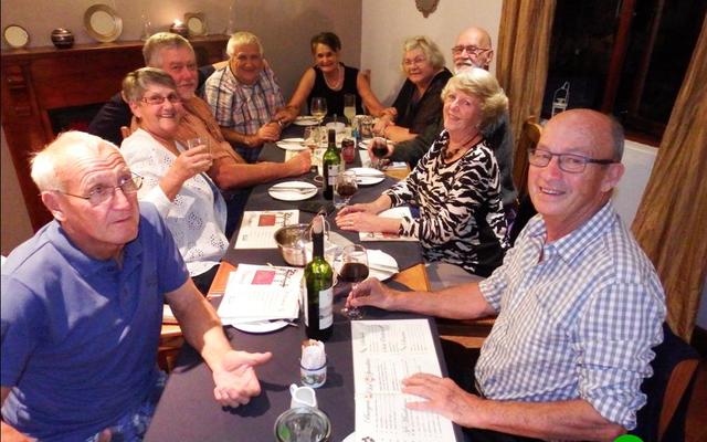 Vlnr om die “uiteet”-tafel verlede week by Pieta’s Restaurant & Coffee Shop, is Lourens en Helena Venter, John Swart, Dirk en Alta van der Westhuizen, Irene en Hennie Botha en Alta en Jas van Niekerk.