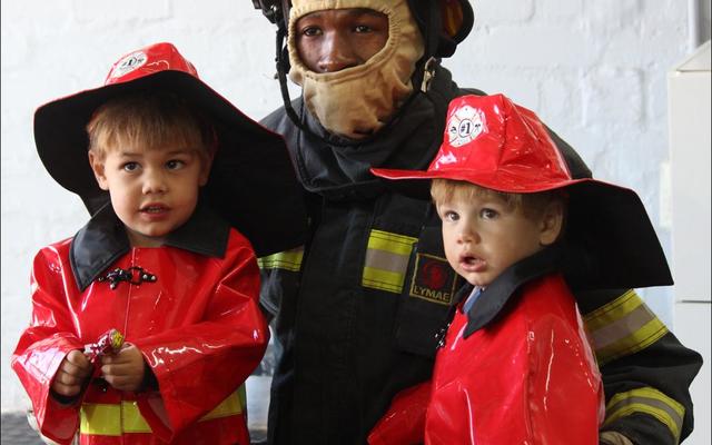 Sonja Walker is bekend as Gansbaai se mamma met die kamera om die nek.  Sonja het Woensdagoggend hierdie foto’s van kleuters by die plaaslike brandweerstasie geneem.  Die twee Buhr-boeties, Wilhelm en Heinrich was baie verbaas oor alles wat om hulle gebeur.