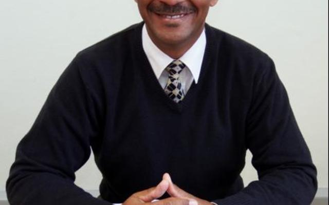 ‘n Tevrede Tommy Volkwyn, Gansbaai Primêr se skoolhoof, agter sy lessenaar by Masakhane Primary School waar hy tot die einde van die jaar die pos van waarnemende skoolhoof sal vul. Na die aanstelling van ‘n permanente skoolhoof sal hy weer na Gansbaai Primêr as skoolhoof terugkeer.