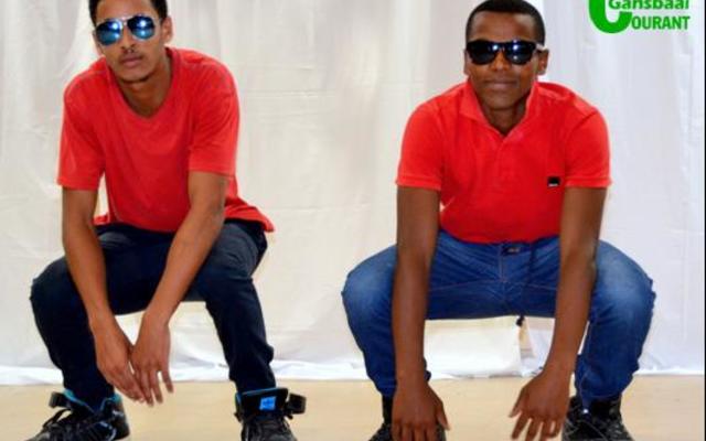 Divan en Roberto Baso tydens hulle aanbieding van Gansbaai Academia se Cultivaria-aand. 