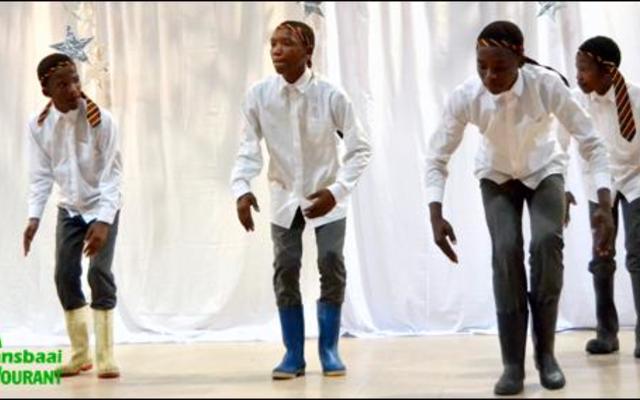 Die “Gumboot Dance” tydens die Cultivaria-aand, met Sinawo en sy Manne. 
