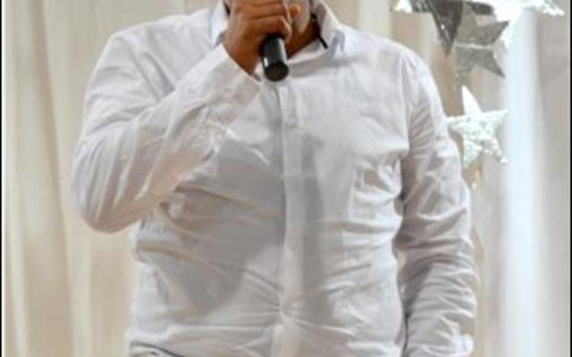 Abduragmaan Adams, of te wel Ian October van die sepie, Suidooster en eregas tydens Gansbaai Academia se Cultivaria-aand, spreek die leerders en gaste toe.  