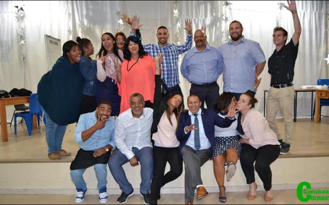 Karakters vanuit die sepie, Suidooster, wat deur die opvoeders en Ian October opgevoer is. 