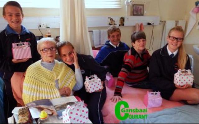 Die hoofleiers van Laerskool Gansbaai het die kuiertjie by HaS terdeë geniet. Van links is Gavin Middleton (hoofseun), Anna Hill (93), Monique Hugo (hoofdogter), Christof Dahl (onderhoofseun), Linda Malan (63) en Mia van Eeden (onderhoofdogter).