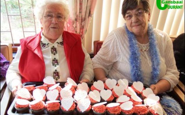 Hierdie twee inwoners kon nie wag dat Seaview Cravings se kolwyntjies uitgedeel word nie. Trynie Fick (91) en Annet Oto (78) regs.