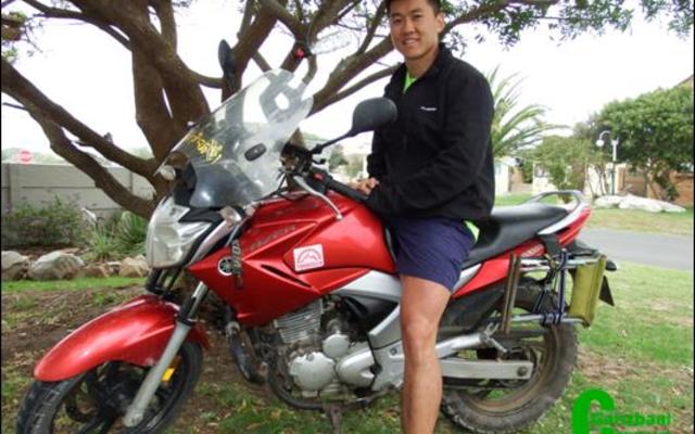 Die jong Jieming Sun van Shangahai in Sjina sit hier op sy Yamaha Fazer 250cc motorfiets waarmee hy, met sy aankoms in Franskraal, reeds sowat 60 000km afgelê het.   