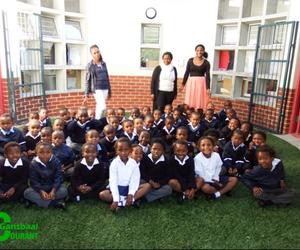 Jong leerders geniet luukse skool