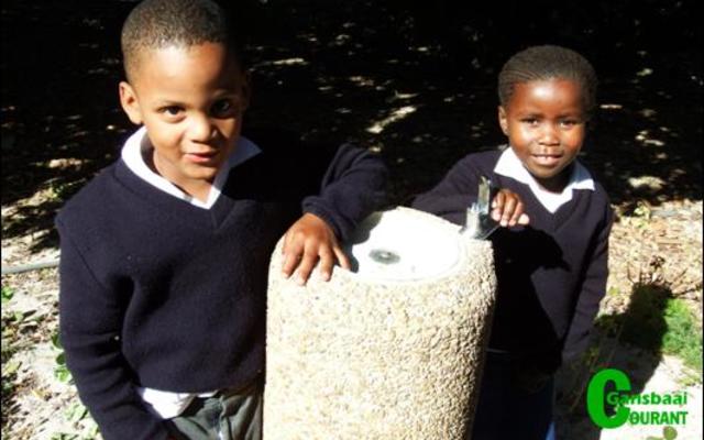 Hierdie 2 graad R-leerders, Pieterse Perswill en Gavin Mesuli, het pas hul dors by een van die vyf netjiese spuitfonteintjies op die skoolterrein geles.
