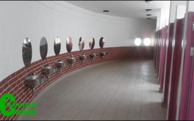 Hierdie foto gee ‘n idee van die eenvoudige, tog luukse voorkoms van die skool se toiletgeriewe.