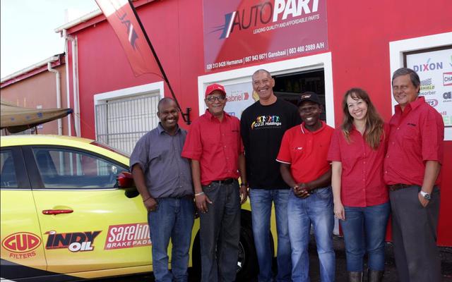 Vriendelike, kundige verskaffers en ‘n feestelike atmosfeer het besoekers aan Autopart Gansbaai verlede Vrydag, 26 Mei verwelkom by hulle nuwe perseel in die industriële gebied, reg agter Supa Quick.  Met hul rooi geverfde mure en wapperende vlae, kan die nuutste toevoeging in Industriesingel, nie misgekyk word nie. Autopart se bestuurder, Bernard Corneluis (heel links) glimlag hier saam met Paul Adams (Autopart Hermanus), Clyde Gud. (Autopart Durban), William Tsatsi (onderhoudsafdeling: Autopart Gansbaai) en die eienaars van beide Gansbaai en Hermanus Autopart, Sanet en André Els.