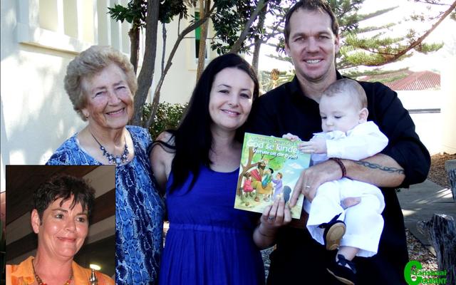 Die 82-jarige Hermine Groenewald, ‘n lidmaat van die plaaslike NG Kerk, was bevoorreg om by te staan met die doop van haar tweede agterkleinkind, Jaco Geldenhuys.  Jaco is op 21 November verlede jaar gebore en is verlede Sondag deur ds Dirk van Dyk gedoop. Hermine het 3 kinders, 6 kleinkinders en 2 agterkleinkinders. Van links is die 4 geslagte: oumagrootjie Hermine, haar dogter, Corine Swart  op die inlasfoto, haar kleindogter, Janine Geldenhuys en die dopeling, Jaco wat deur sy pa, Chris Geldenhuys vasgehou word.