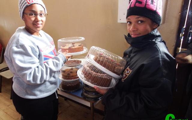 Op die oog af lyk Shantay Bantom en Eltisha Leonard sommer nog “nat agter die ore”, maar hulle is met meer as 8 groot koeke by die deur uit om dit veilig te gaan bêre voordat iemand anders hulle dalk oortuig om dit te verkoop.