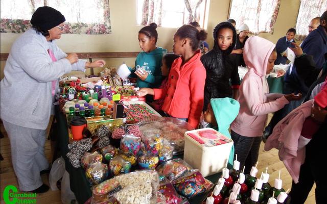Die kindertafel met Lydia Julies aan die stuur, was baie gewild met ‘n verskeidenheid onweerstaanbare lekkernye.