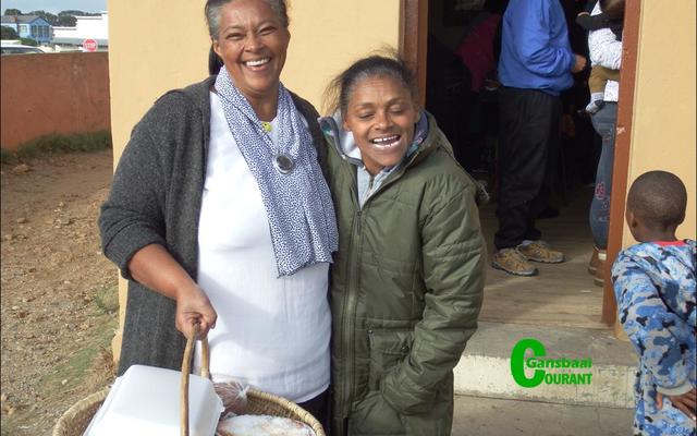 En wie ken nie vir Bettie Booysen en haar groot voorliefde vir die kameraman nie. Hier staan sy by Francis Arends (links) wat haar gebring het om die basaar terdeë te kon geniet. Bettie het dadelik begin lag toe sy die kameraman gewaar!