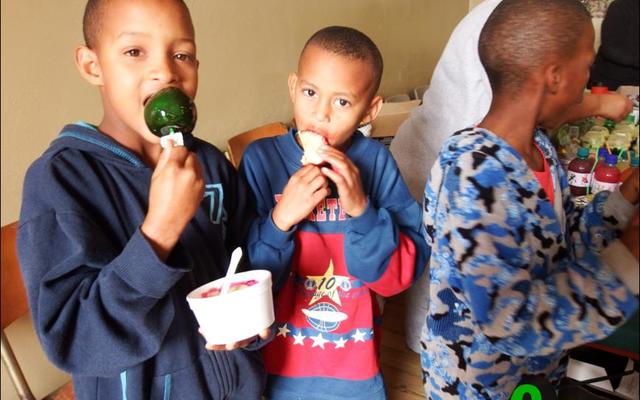 Sjoe, wat kan dan nou lekkerder wees as soet, taai appels, nagereg en malva-lekkerstokkies? Chistiano Appel, Edam Pieterse en Renaldo Erasmus. Laasgenoemde se kop het sommer dadelik weer in die rigting van die kindertafel gedraai.