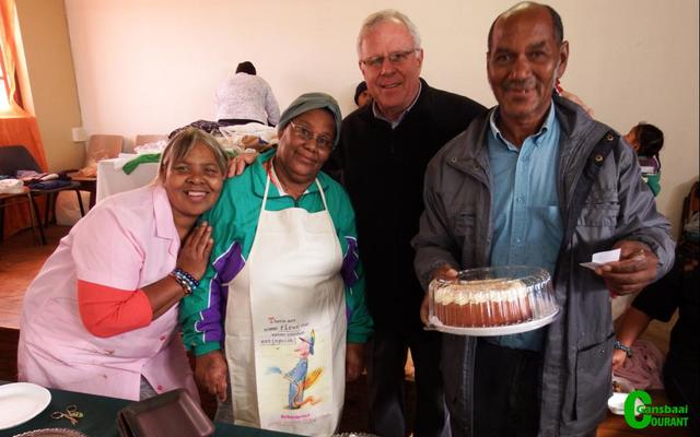 Die VGK-gemeente se 3 “hooffigure” wat aan die stuur van sake was tydens die basaar, saam met ds Dirk van Dyk (3de van links), wat die basaar geopen het. Van links is Elisabeth Kondokter, Magrieta Adams en Norman Sauls.