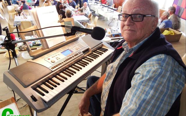 Eddie Barnard se sang, CD’s en klawerbord is eie aan Vrydae se Woekermark in die Pretoriussaal. 