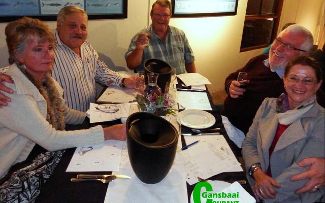 ‘n Gesellige oomblik tydens Gansbaai Wynproegilde se Mei- byeenkoms. Van links om die tafel is Marlene en Henk van der Walt, Theuns Roodman (voorsitter) en Johan en Riana Pfister.