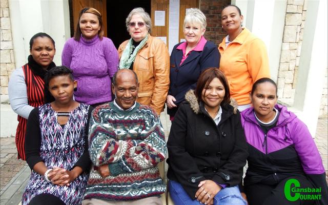 Ikamva se bestuur doen ‘n beroep by sakelui om betrokke te raak by hulle legio jeugprojekte.  Op die foto glimlag ‘n paar van hulle bestuurslede: voor van links - Mandolene Phillips, Norman Sauls, Sarah Esaub en Nadeema Baartman. Agter van links Lezel Murtz, Yolande Sauls, Rialet Wood, Ena Geldenhuys en Mercia May.