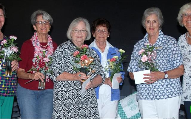   ‘n Groep stigterslede van die Overberg Kwiltersgilde wat onlangs hul herinneringe met nuwer lede gedeel het. Van links is Maria Grové, Lubi Koorts, Sue Prins, Kinnie Schulte en Suzette Ehlers saam met die Overberg Kwiltersgilde se huidige voorsitster, Olga Kuschke. 