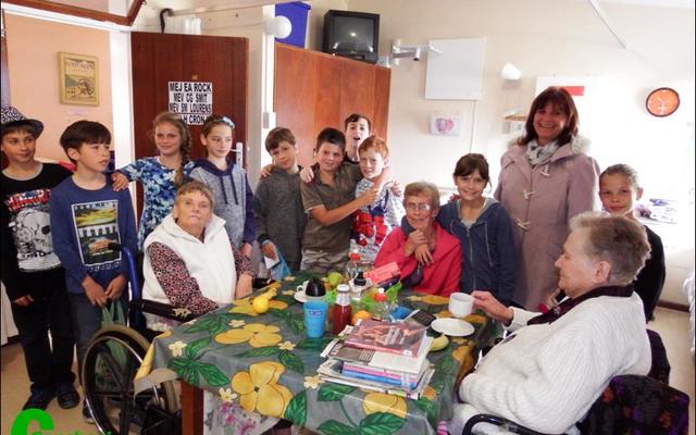 Links sit tannie Zellie Rock en regs tannie Rona Smit, wat ook eers drukkies ontvang het en daarna vrugte. Alanda Brown staan regs agter.