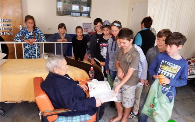 Alanda Brown se graad 4 kategeseklas was verstom oor tannie Nellie Wolfaardt se mooi inkleurwerk. Die boek lê elke dag oop voor haar - gereed om mee te spog en gereed om ingekleur te word.