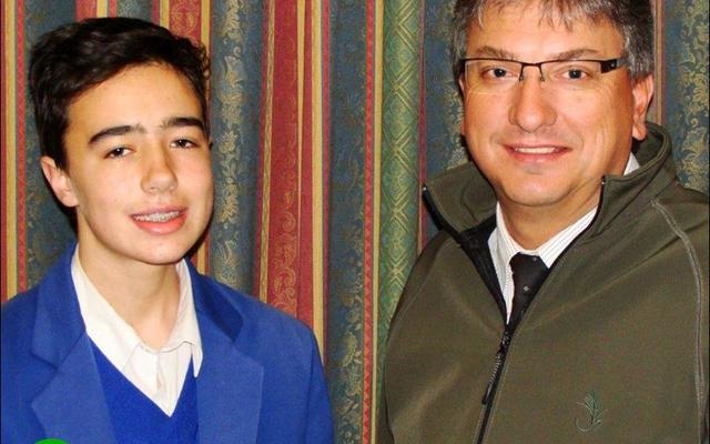 Cobus Smith van Hoërskool Overberg in Caledon, is ‘n graad 10 leerder wat deurgedring het na die finale rondte van Die Burger se Wiskundekompetisie. Hy het sodoende ‘n welkome R1 000-00  losgeslaan. Die finale eksamen vind op 5 Augustus vanjaar plaas. Die skoolhoof, Eddie Labuschagne (regs) wens hom geluk.