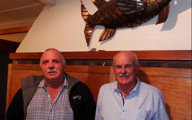 Twee van die pryswenners tydens die Birkenhead Boothengelklub se hengelkompetisie van Saterdag, 3 Junie 2017, is van links Danie Fourie (swaarste sak, 6.95kg) en Jean Downing (swaarste bootgemiddeld, 5.64kg, asook die 2de swaarste sak, 6.35kg).   
