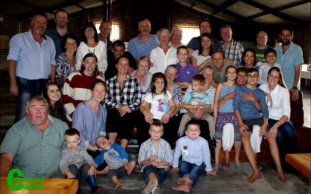 Een van die geliefde inwoners van Herberg-Aan-See, mev Christine Jordaan, het Vrydag, 12 Mei die mylpaal van 90 jaar jonk gehaal. Sy is Sondag die 7de Mei deur die meeste van haar familie met liefde omring tydens ‘n gesellige ete by Pearly Beach Hengel Klub. Teenwoordig was 5 van haar 7 kinders, 6 skoonkinders, 15 van haar 21 kleinkinders en 10 van haar 18 agterkleinkinders.