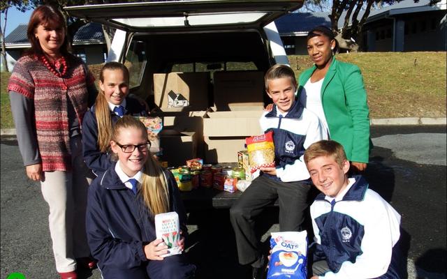 Die “bakkie vol” nie-bederfbare kruideniersware is deur alle leerders van Laerskool Gansbaai en hul ouers geskenk. Dit het ten doel om Badisa se noodkamer aan te vul. Voor van links is Mia van Eeden (onderhoofdogter) en Christoff Dahl (onderhoofseun). Agter van links is Alanda Brown (Badisa administrasie), Monique Hugo (hoofdogter), Gavin Middleton (hoofseun) en Madelein Fourie (Badisa Maatskaplike Hulpwerker).