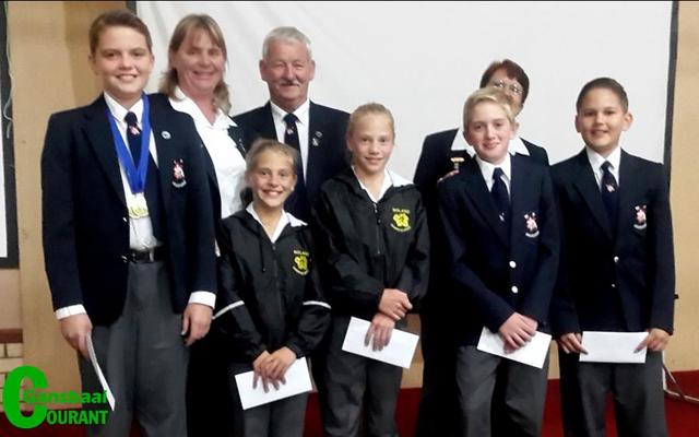 2de van links agter is Sandri Lourens, bestuurder van die Boland Varswater Hengelklub se Penkopspan, met voor van links haar twee dogters, Zandre en Juandre Lourens saam met die res van die Penkopspan.