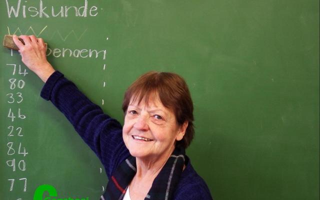 Sarah du Toit voor die skryfbord in haar klaskamer, wat nà 28 jaar by Laerskool Gansbaai en 37 jaar in die onderwys op 31 Mei 2017 afgetree het.