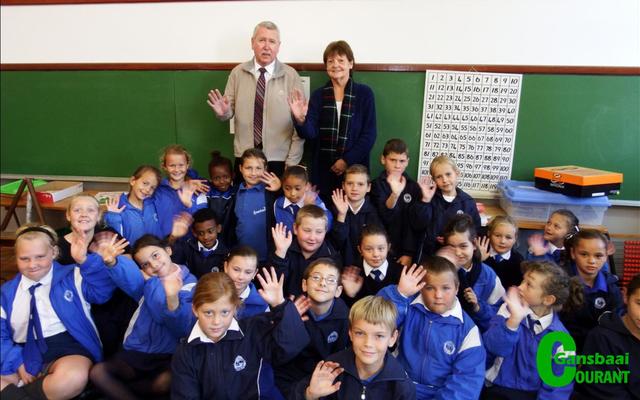 Laerskool Gansbaai se skoolhoof, mnr Eben van der Merwe (links) saam met Sarah du Toit by haar hartseer graad 2 leerders, tydens haar laaste skooldag, 31 Mei 2017. 