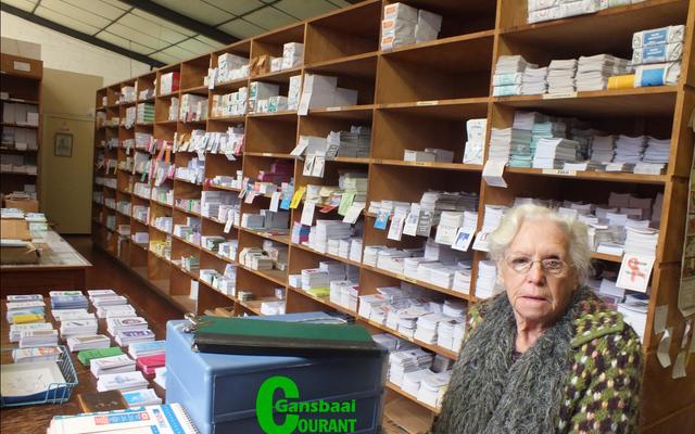 Charlotte Elliott sit hier in haar stoorkamer met net ‘n deel van die enorme hoeveelheid geestelike lektuur wat agter haar sigbaar is.