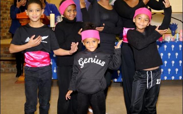 ‘n Dansgroepie onder leiding van Mandy Phillips het die gaste vermaak.  Voor staan Elizabeth en Debra Esau.  Agter van links:  Tazneen  en Haybre Baartman en Raynique en Mandy Phillips.