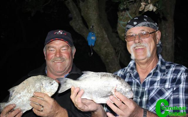 Met net twee “galjoentjies” wat in bittere koue weer tydens Overberg Kushengelklub gevang is, kon dit nie moeilik gewees het om die wenners aan te wys nie. Links is Oubaas Lesch (2de plek) met sy 820g galjoentjie en langs hom Louis Otto (1ste plek) met sy 840g galjoentjie.