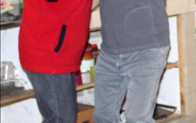 ‘n Gesellige oomblik tydens Overberg Kushengelklub se hamburgeraand, met jeukerige dansvoete op maat van die Rummy Cub Orkes se musiek.