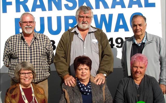   Franskraal Buurtwag se verkose bestuur. Voor van links Annaleen Genade (sekretaresse), Melinda van der Merwe (tesourier) en Elsa Lourens (lid). Agter van links John Galvin (visie-voorsitter), Willem van der Merwe (voorsitter) en Attie Barnard (lid).
