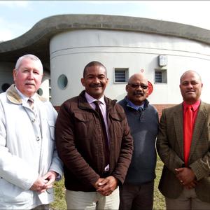 ‘n Geskiedkundige oomblik met al 4 Gansbaai se skoolhoofde bymekaar tydens die bekendstelling van Masakhane Primary School aan die ander skole. Van links mnre Eben van der Merwe (Laerskool Gansbaai), Tommy Volkwyn (Masakhane Primary School), Tommy Wilson (Gansbaai Academia) en Neil Pedro (Gansbaai Primêr). 
