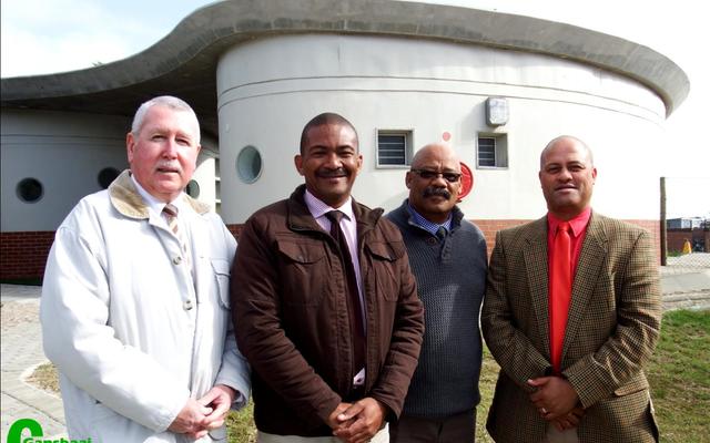 ‘n Geskiedkundige oomblik met al 4 Gansbaai se skoolhoofde bymekaar tydens die bekendstelling van Masakhane Primary School aan die ander skole. Van links mnre Eben van der Merwe (Laerskool Gansbaai), Tommy Volkwyn (Masakhane Primary School), Tommy Wilson (Gansbaai Academia) en Neil Pedro (Gansbaai Primêr). 