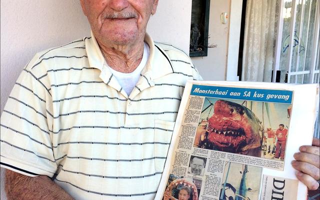 Oom Pilla Groenewald met die koerantberigte van 20 Januarie 1987.   Die vangs van die reusagtige ‘witdoodhaai’ soos wat dit destyds genoem is, het  opspraak verwek. 
