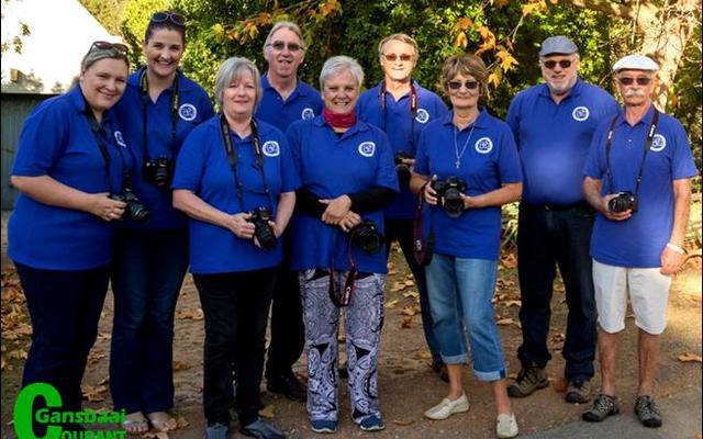 Die span fotograwe wat Greyton tydens die Meimaand uitstappie  op horings geneem het met die neem van herfslandskapsfoto’s is van links Genevieve Bailey, Nelleke Ferreira, Veronica du Plessis, Marc du Plessis, Vera Swart, Christo Wessels, Annetjie Visagie, Riaan Jacobs en Piet Visagie. (Jane Bailey, wat ook daar was, het die foto geneem)