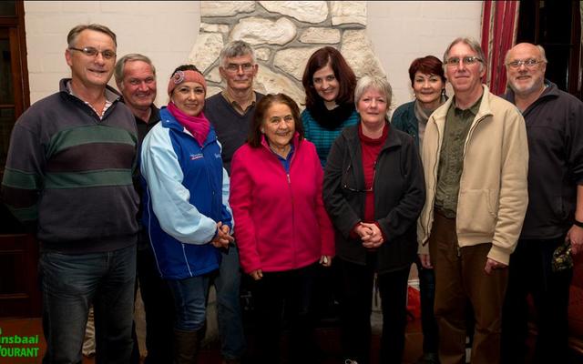 Die span fotograwe en twee gaste was dit eens dat die Wortelgat-naweek vir  fantastiese ontspanning, saamkuier, heerlike etes en pragtige foto’s  gesorg het. Voor van links: Christo en Annette Wessels, Miemie Pienaar en Veronica en Marc du Plessis. Agter van links Hardus Botha, Schalk Pienaar, Nelleke Ferreira en Dorothea en Riaan Jacobs.   